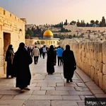 이스라엘 주요 관광 명소의 문화적 가치 - A vibrant, detailed scene of Jerusalem's Old City at sunset, showcasing ancient stone walls, narrow ...